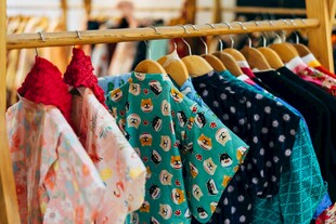 多彩服饰挂于衣架展示