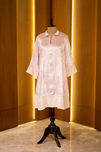 粉色印花短袖连衣裙展示
