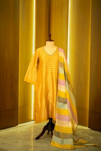 黄色时尚服饰展示