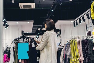 女子店内挑选多彩服装