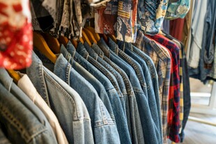 挂架上的多样牛仔服装