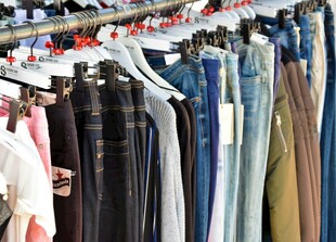 多样服饰挂架展示