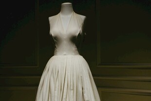 优雅白色婚纱展示