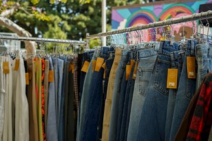 多彩牛仔裤挂架展示