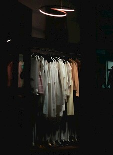 时尚衣物陈列展示