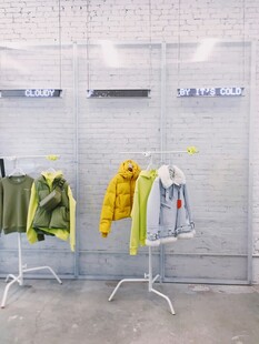 时尚服装展示架陈列场景