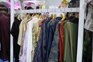 多彩服饰挂架展示
