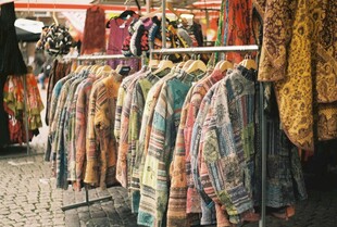 多彩服饰挂架展示