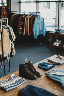 时尚服饰店内陈列展示