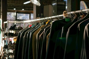时尚服装店的多样服饰