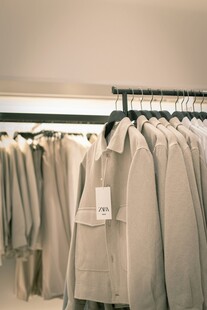 简约风衣物挂于衣架展示