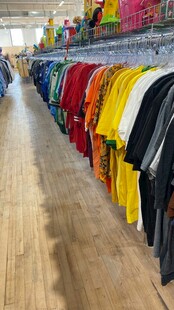 多彩服装陈列于店铺内