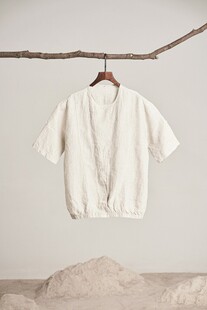 简约白色短袖上衣挂拍