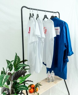 简约衣架展示多样服饰