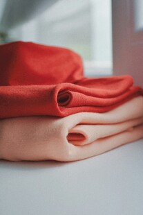 多彩柔软布料堆叠展示