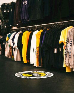 多彩服饰陈列展示