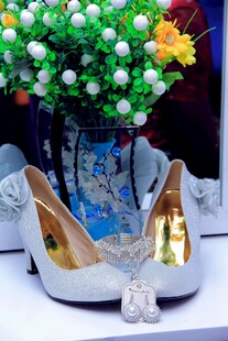 优雅婚鞋搭配精致饰品