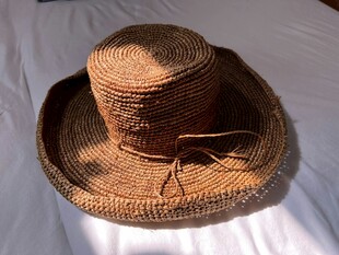 手工编织草帽特写