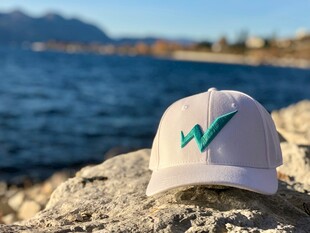 海边白色带标志棒球帽