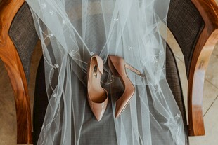 新娘婚纱与婚鞋