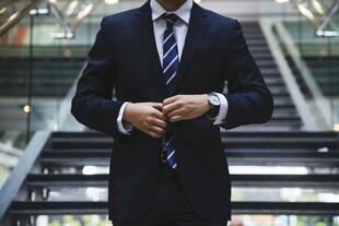商务男士于自动扶梯整理着装