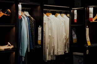 时尚衣橱展示多样服饰