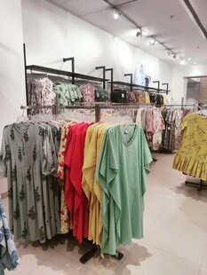 时尚服装店多彩服饰陈列