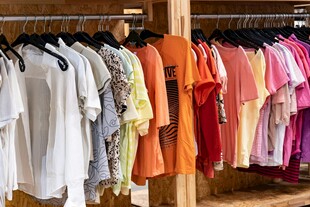 多彩服装挂架展示