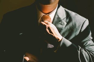 商务男士整理领带瞬间