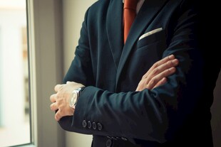 商务男士双臂交叉姿态