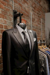 男士西装展示于时尚店铺