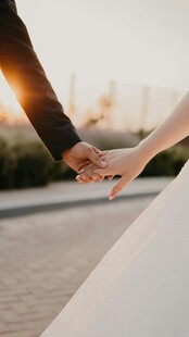 夕阳下情侣牵手浪漫瞬间