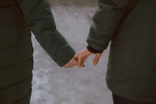 情侣牵手漫步冰雪世界