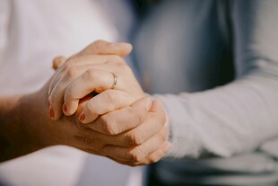 手牵手传递温暖与力量