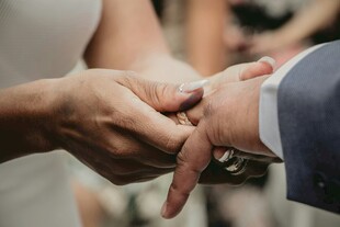 新人婚礼上手部亲密瞬间