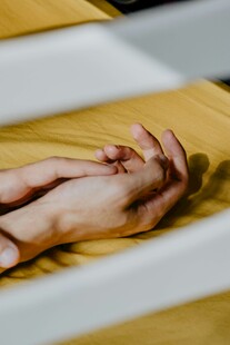 交叠的双手