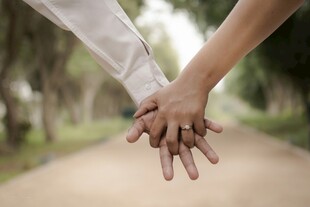情侣牵手漫步林间小道