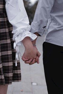 情侣牵手漫步街头