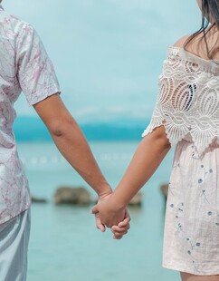 海边牵手的甜蜜情侣