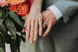 新人牵手展示婚戒