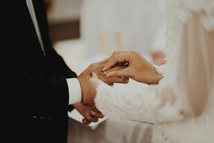 新人婚礼上手部亲密瞬间