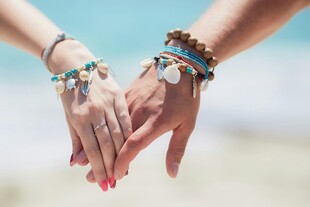 情侣海边牵手戴多彩手链