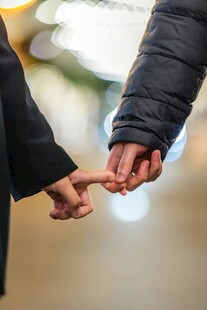 两人手指相勾的温馨瞬间