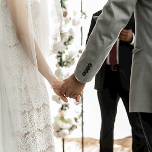 新人婚礼上手牵手瞬间