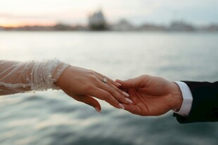 情侣海边牵手浪漫瞬间