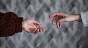 两只手即将相触的瞬间