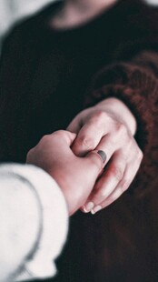 手牵手传递温暖与信任