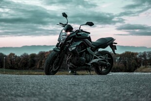 公路上的酷炫黑色摩托车