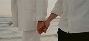 海边牵手的亲密两人