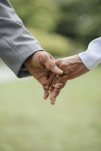 老人牵手相伴